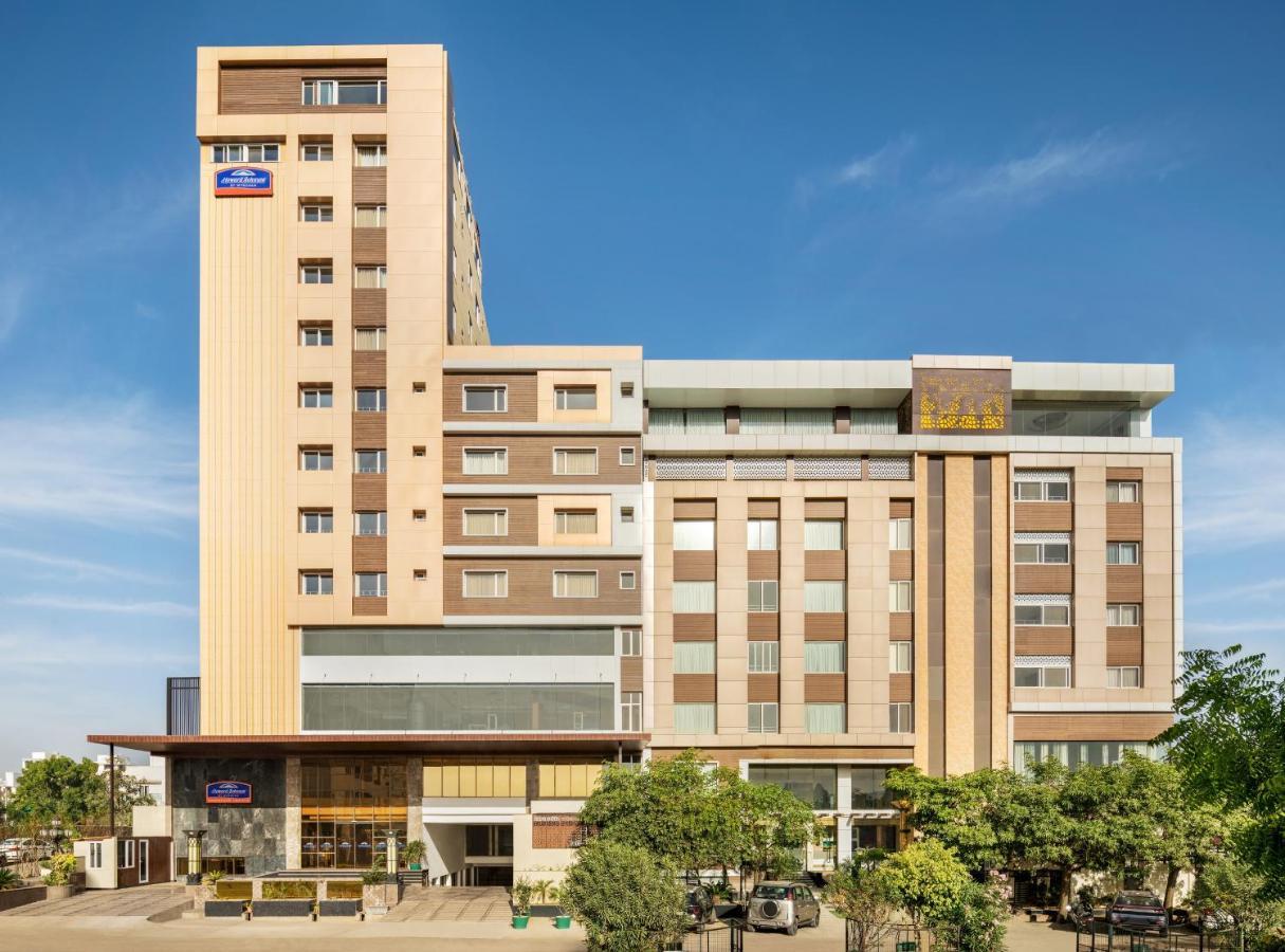 Howard Johnson By Wyndham Udaipur Roop Nagar Екстериор снимка